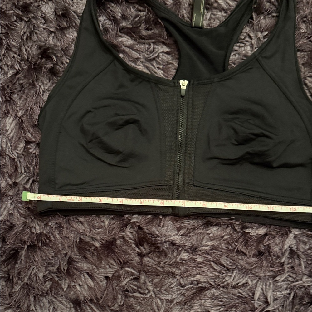 Sleek Black Zipper Sports Bra